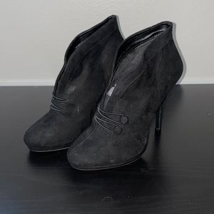 Apt. 9 Black Faux Suede Leather Women's Ankle Booties With Button Accent Sz 8.5